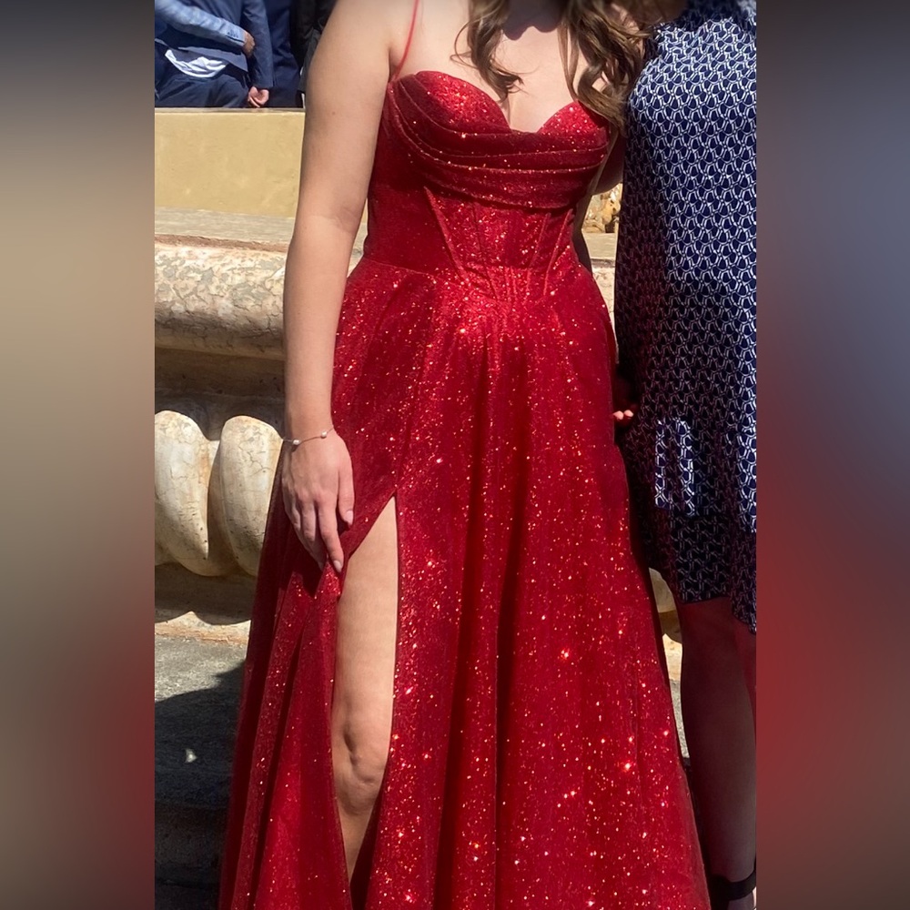 Robe de bal rouge à paillettes avec fente - portée une fois